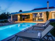 Villa T, Spacious With Heated Pool & Jacuzzi