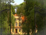 Palace Popowo Stare