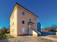 Nice Home In Cavle With Wifi And 2 Bedrooms