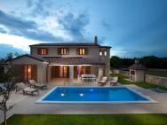 Charming Villa In Sveti Lovrec With Swimming Pool – zdjęcie 3
